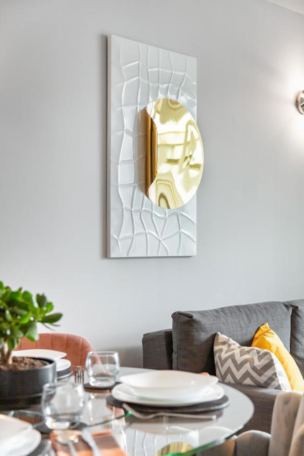 Stunning Apartment With Underground Parking! Londres Exterior foto