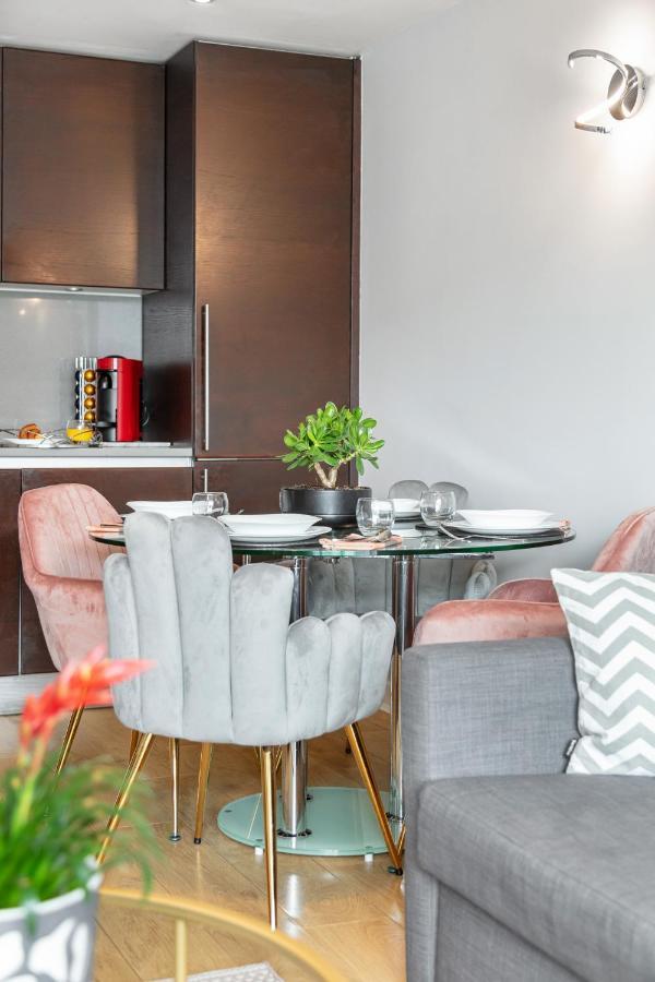 Stunning Apartment With Underground Parking! Londres Exterior foto