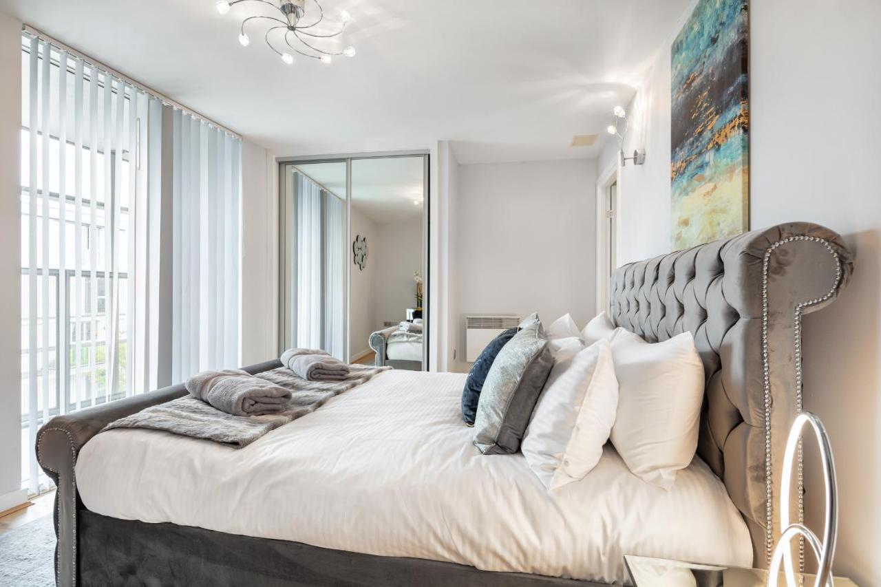 Stunning Apartment With Underground Parking! Londres Exterior foto